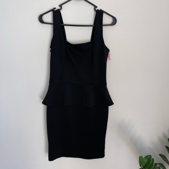 BEIGE BY ECI Bodycon Style Mini Dress With Ruffles Size 4 - Picture 1 of 5